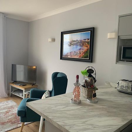 Beautiful Flat With Harbour Views Tenby Exterior photo