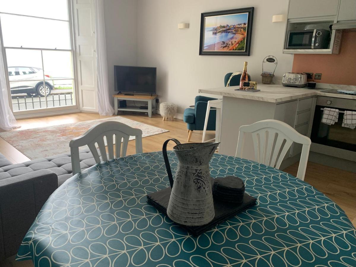 Beautiful Flat With Harbour Views Tenby Exterior photo
