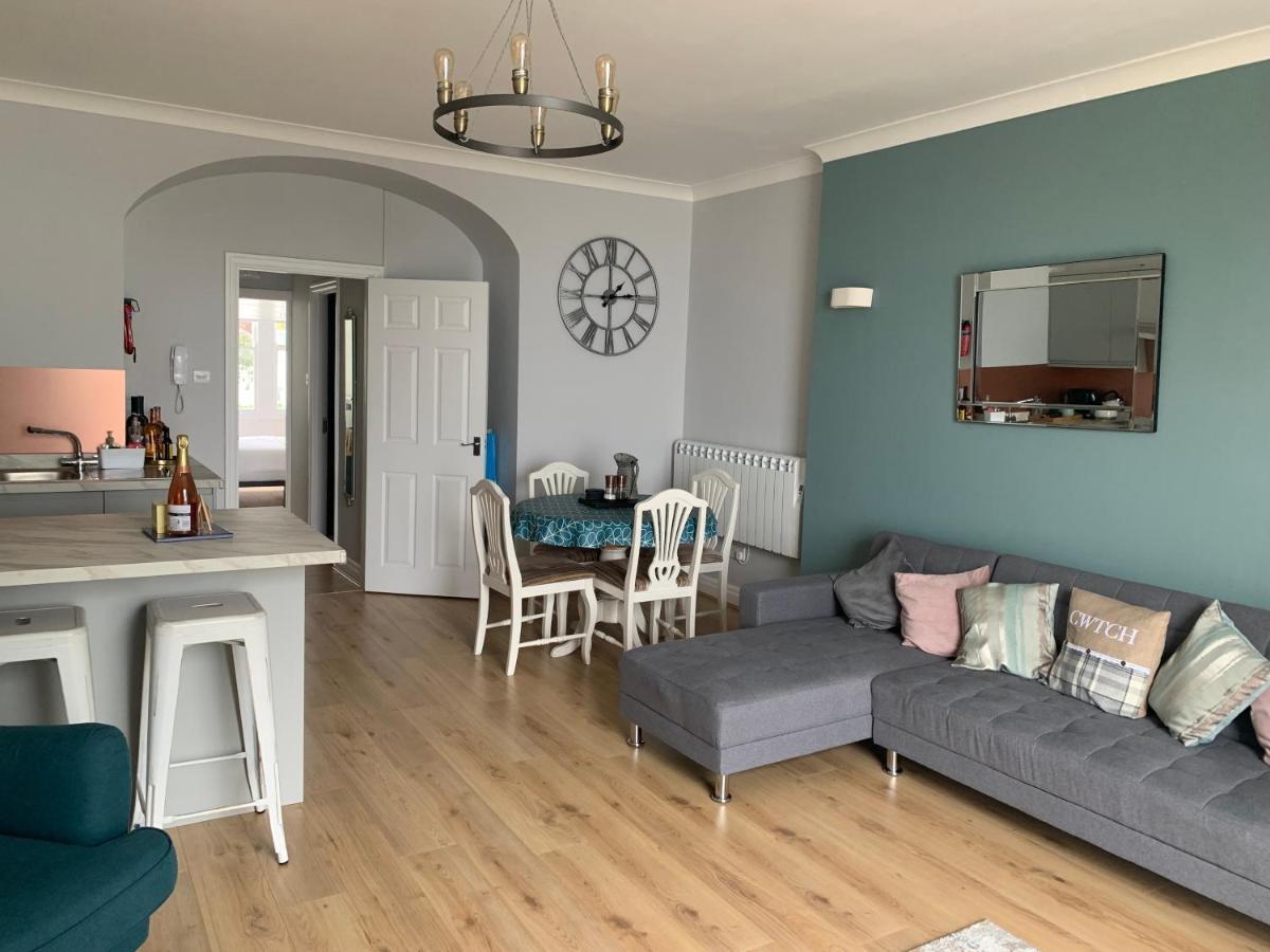 Beautiful Flat With Harbour Views Tenby Exterior photo